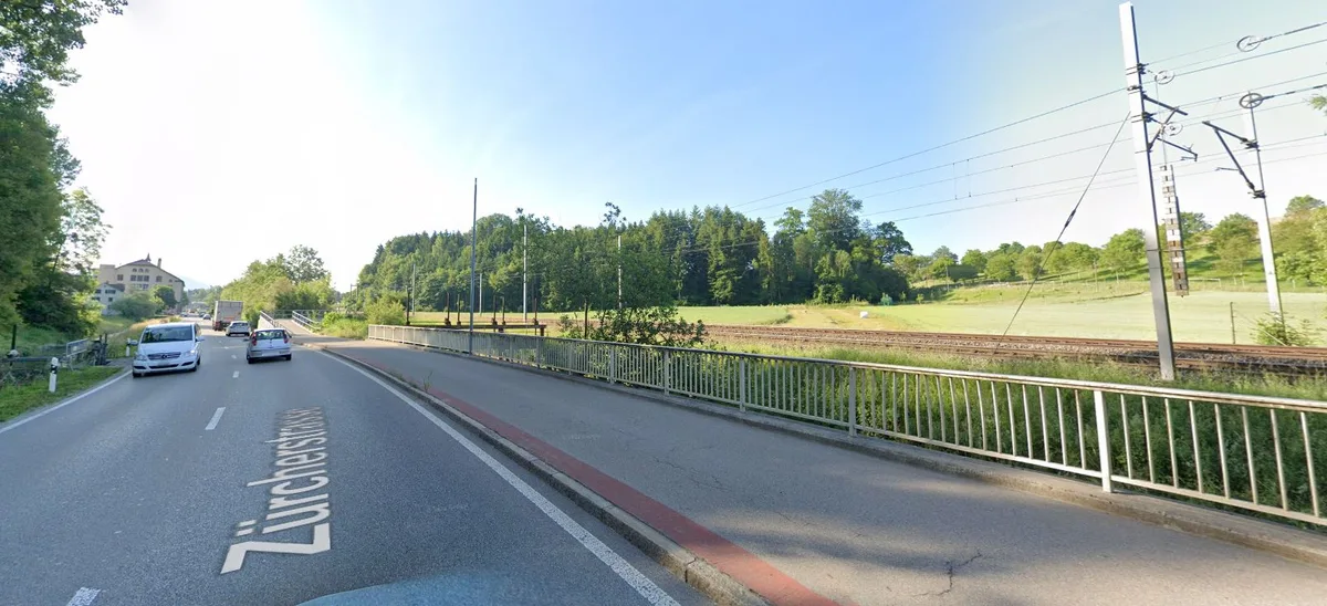 Die Zürcherstrasse in Blickrichtung Flos/Wetzikon auf Höhe Cherschiben und dem Nübruchbach.
